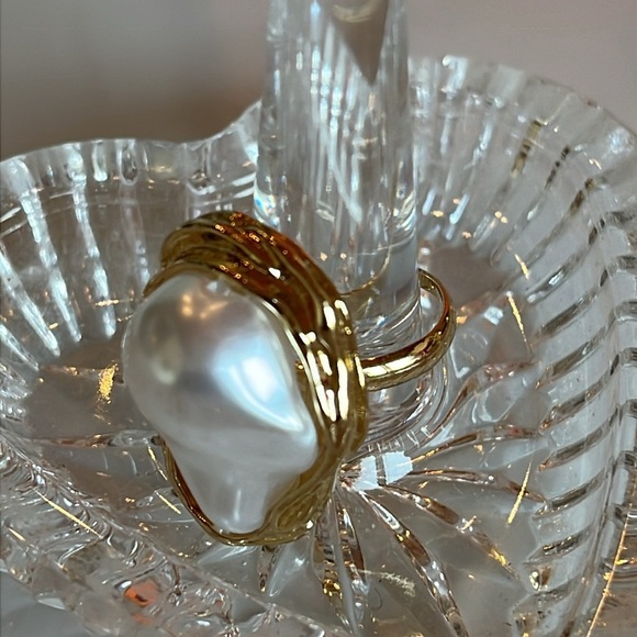 Goldtone and Pearl oversized Ring - Picture 6 of 10